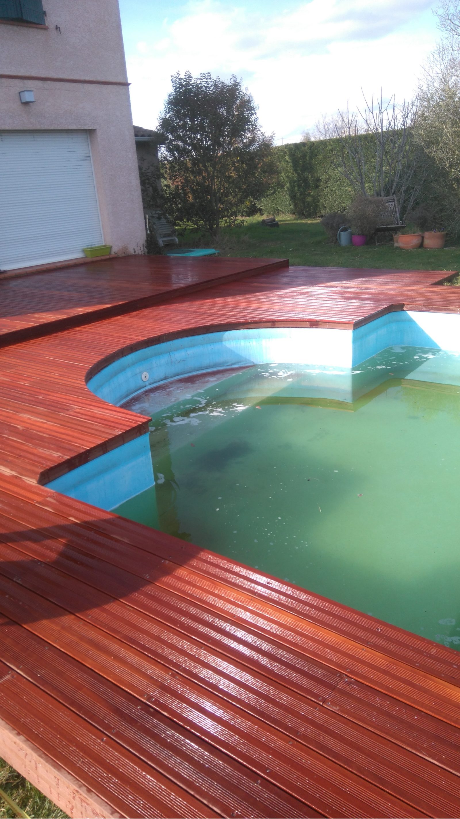 Terrasse bois près de la maison